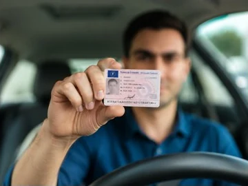 Conducteur présentant son permis de conduire